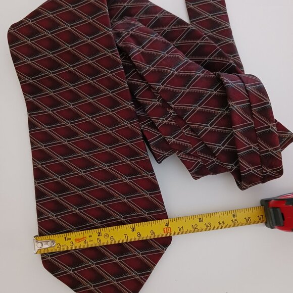 Bill Blass Mens Necktie Silk Burgandy Business Formal Geometric 4" W X 58" L - Picture 5 of 5